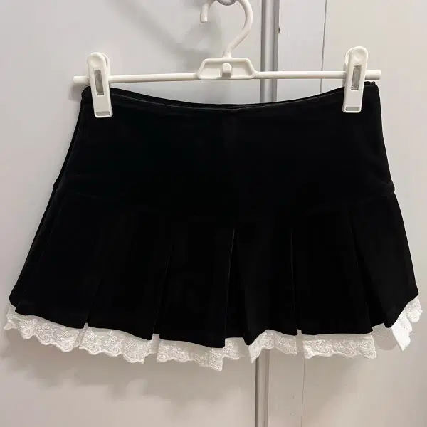 클래식블랑 라플 벨벳 레이스 프릴 플리츠 치마바지 미니 스커트 겨울 주름 블랙 검정 - 2번째 이미지