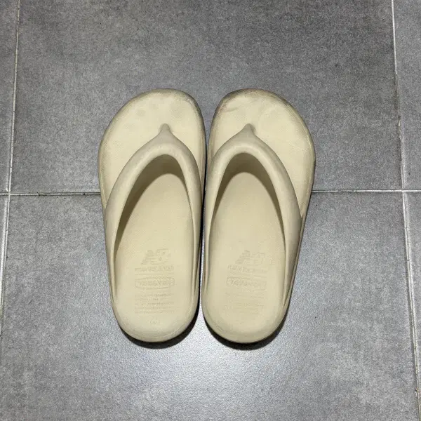 뉴발란스 x 토앤토 플립플랍 아이보리 M