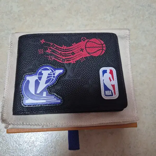 정품)루이비통 반지갑 NBA 히어로 판매및교신