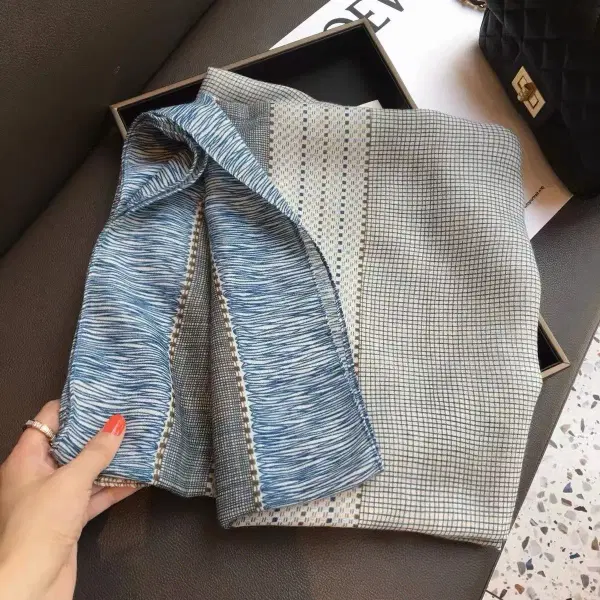 새상품 미개봉 블루그레이 체크 면마 숄 머플러 130*130 cm - 4번째 이미지