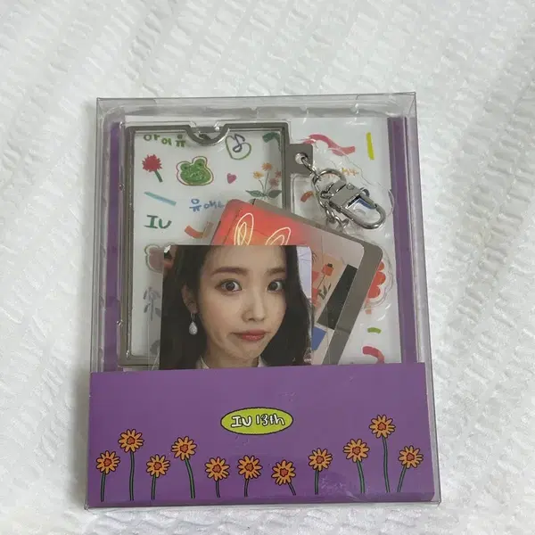 아이유 13주년 굿즈 일괄 (메모리북,키링,포카 케이스,배송지연 포카) - 3번째 이미지