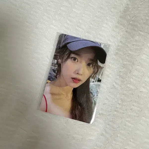 아이유 13주년 굿즈 일괄 (메모리북,키링,포카 케이스,배송지연 포카) - 8번째 이미지