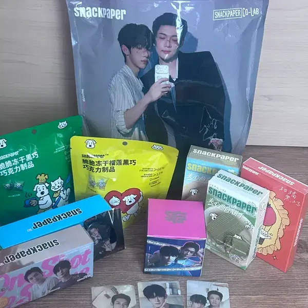 김윤식 박시우 스낵 페이퍼 snackpaper 과자 포카 뱃지 굿즈 일괄 양도 검사실의 제안 포토카드