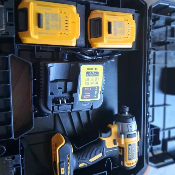 디월트 임팩트 드라이버 20V MAX/XR 배터리 2개 충전기 포함