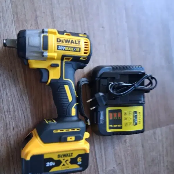 디월트 20V MAX 임팩트 렌치 배터리 충전기 포함