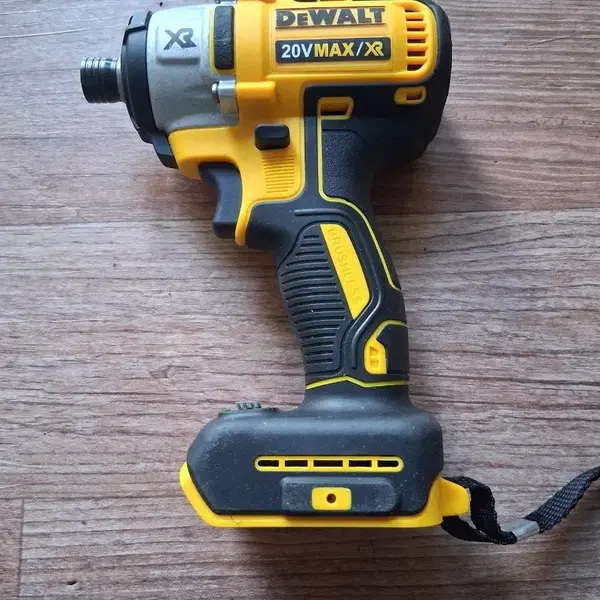 디월트 임팩트 드라이버 20V MAX/XR 브러쉬리스