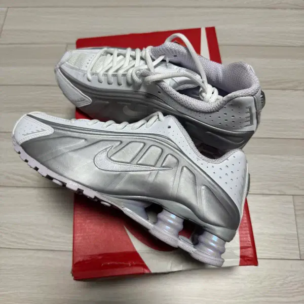 (W235) 나이키 샥스 R4 화이트 앤 메탈릭 플래티넘 새상품